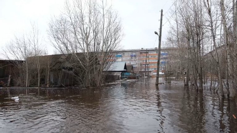 Река вышла из берегов в городе Зиме